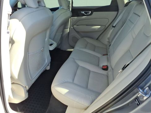 Used 2021 Volvo XC60 T5 Momentum w/ Premium Package AWD/4WD image 14
