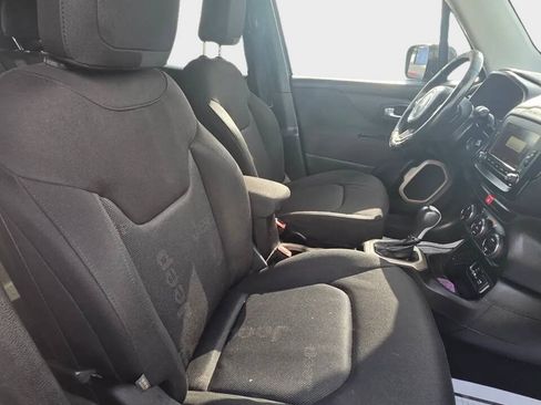 Used 2016 Jeep Renegade Latitude FWD image 13