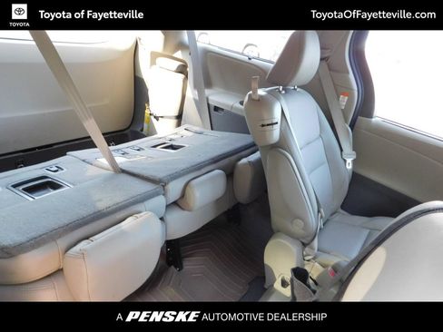 Used 2020 Toyota Sienna XLE w/ XLE Navigation Package FWD image 7