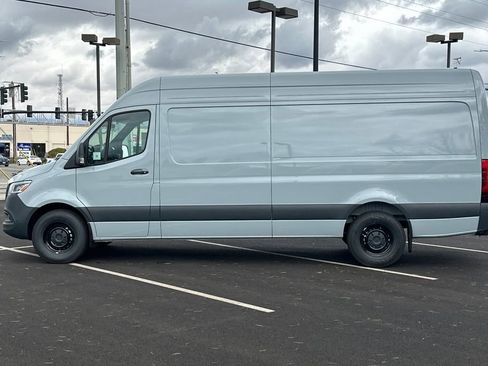 Used 2024 Mercedes-Benz Sprinter 2500 image 2