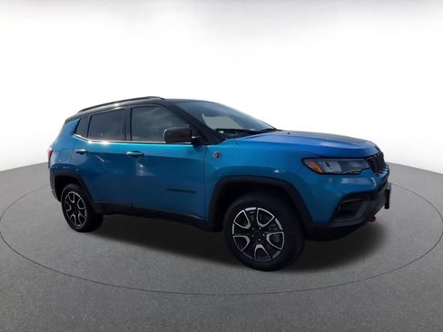 Used 2025 Jeep Compass Trailhawk AWD/4WD image 2