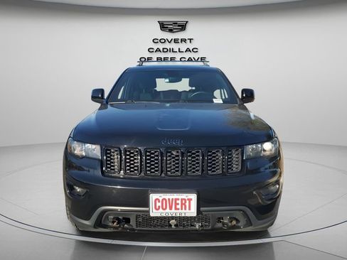 Used 2018 Jeep Grand Cherokee Laredo image 2