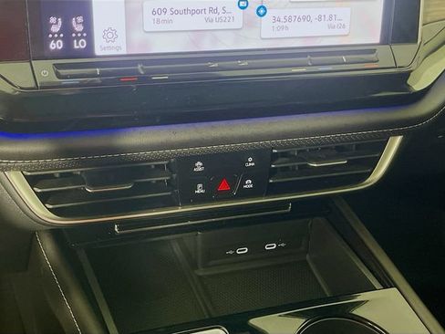 Used 2024 Volkswagen Atlas SEL AWD/4WD image 16