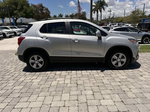 Used 2022 Chevrolet Trax LT w/ LT Convenience Package FWD image 14