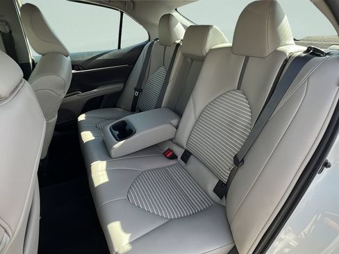 Used 2022 Toyota Camry SE w/ Convenience Package FWD image 9