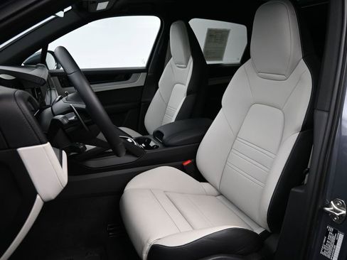 Certified 2026 Porsche Cayenne S AWD/4WD image 5