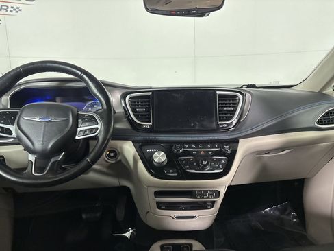 Used 2021 Chrysler Pacifica Touring-L w/ Uconnect Theater Family Group image 24