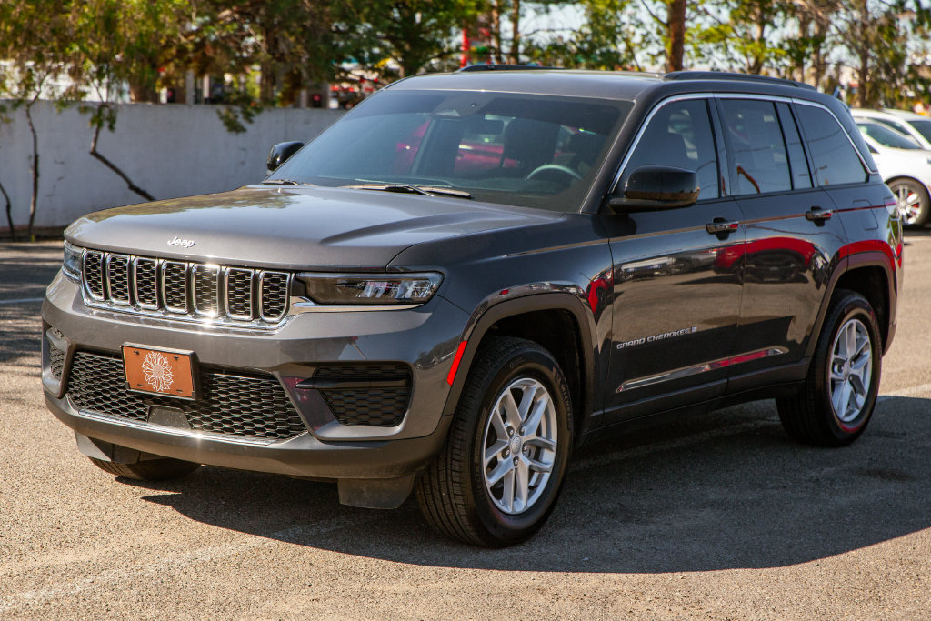 Used 2025 Jeep Grand Cherokee Laredo X w/ Trailer Tow Package AWD/4WD image 9