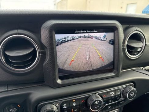 Used 2018 Jeep Wrangler Unlimited Sahara image 19