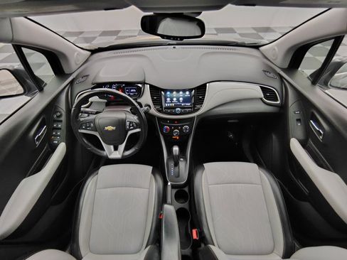 Used 2019 Chevrolet Trax LT w/ LT Convenience Package FWD image 2