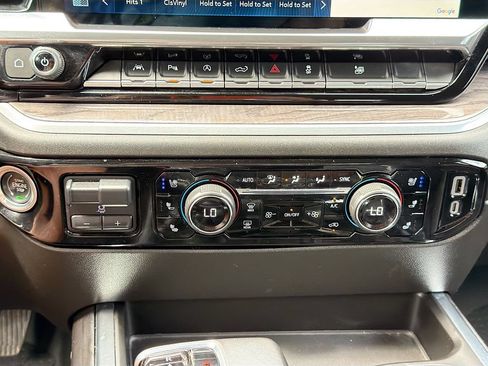 Used 2022 Chevrolet Silverado 1500 LTZ w/ LTZ Premium Package AWD/4WD image 17