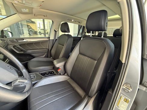 Used 2023 Volkswagen Tiguan SE w/ Panoramic Sunroof Package FWD image 5