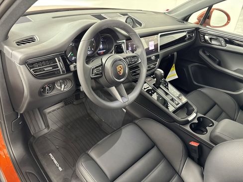 Certified 2025 Porsche Macan image 4