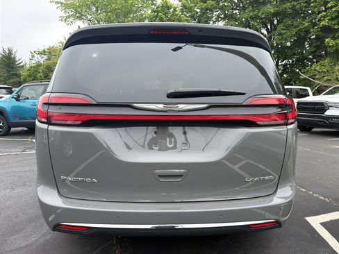 Used 2024 Chrysler Pacifica Limited FWD image 6