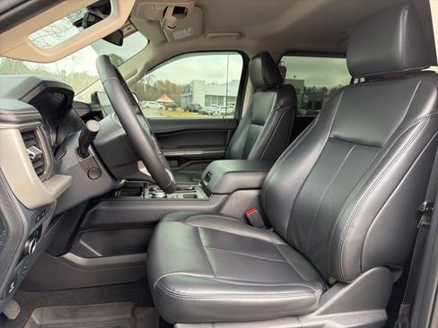 Used 2024 Ford Expedition XLT image 28