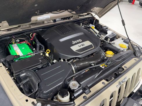 Used 2018 Jeep Wrangler Rubicon w/ Power Convenience Group image 44