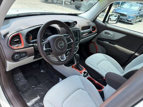 Used 2017 Jeep Renegade Latitude FWD image 13