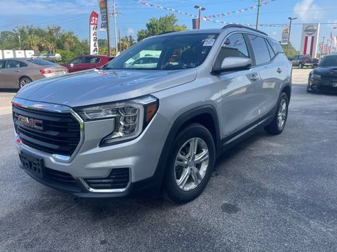 Used 2022 GMC Terrain SLE w/ Driver Convenience Package FWD image 4