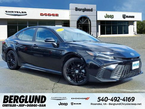 Used 2025 Toyota Camry SE FWD image 1