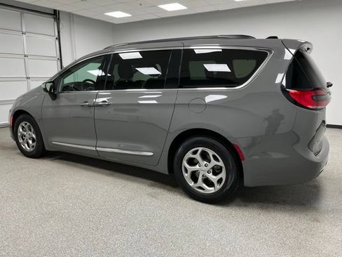 Used 2023 Chrysler Pacifica Limited FWD image 6