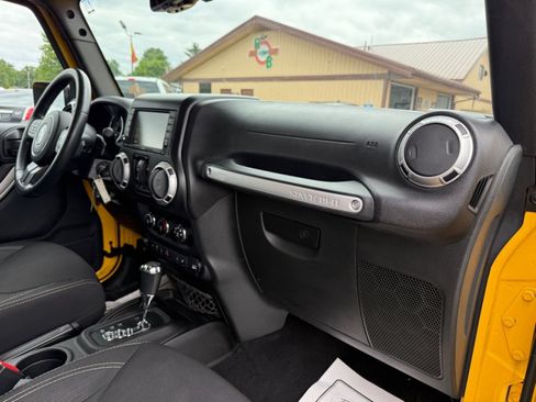 Used 2015 Jeep Wrangler Unlimited Sahara w/ Dual Top Group AWD/4WD image 24