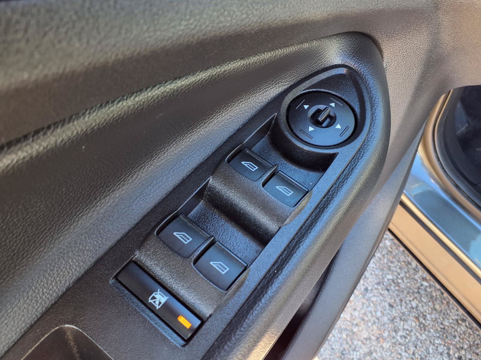 Used 2017 Ford Escape SE w/ SE Cold Weather Package FWD image 17