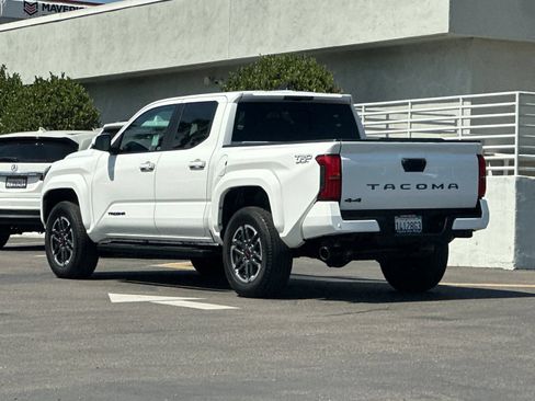 Used 2025 Toyota Tacoma TRD Sport w/ TRD Sport Upgrade Package AWD/4WD image 3