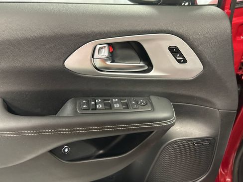 Used 2025 Chrysler Pacifica Premium FWD image 14