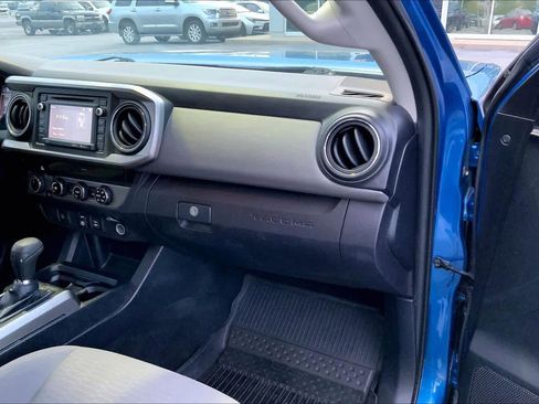 Used 2018 Toyota Tacoma SR5 AWD/4WD image 18