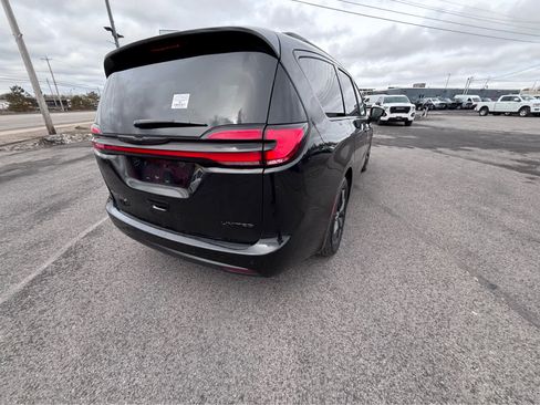 Used 2025 Chrysler Pacifica Limited image 8