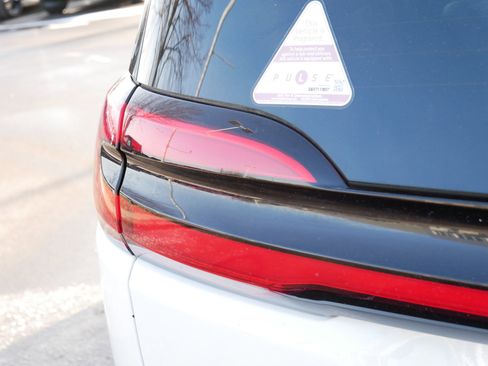 Used 2024 Chrysler Pacifica Touring-L w/ Uconnect Theater Family Group image 17