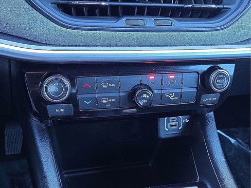 Used 2024 Jeep Compass Latitude image 30