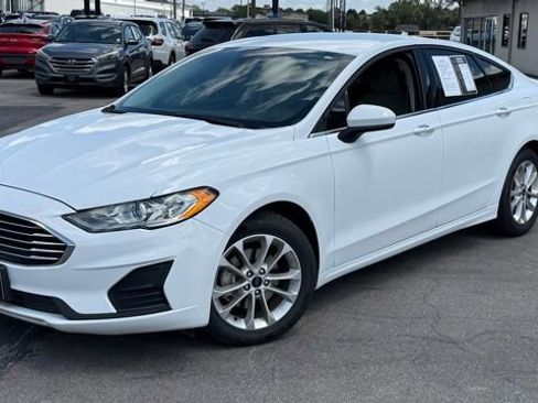 Used 2019 Ford Fusion SE FWD image 2