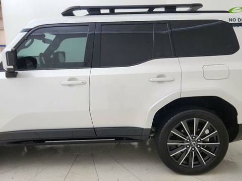 Used 2024 Lexus GX 550 w/ Accessory Package (31) AWD/4WD image 4