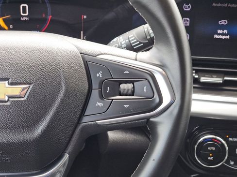 Used 2025 Chevrolet Trax LT w/ LT Convenience Package FWD image 26