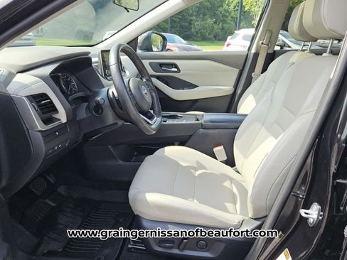 Used 2024 Nissan Rogue SV w/ SV Premium Package FWD image 3