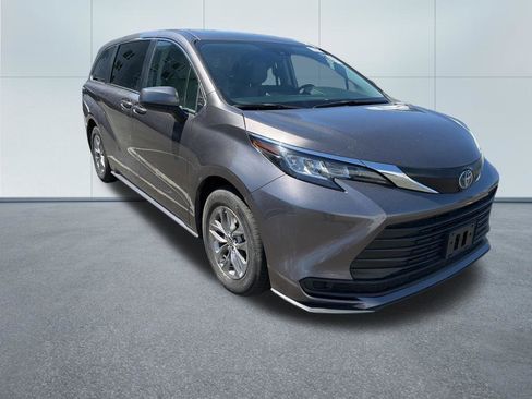 Used 2023 Toyota Sienna LE AWD/4WD image 3