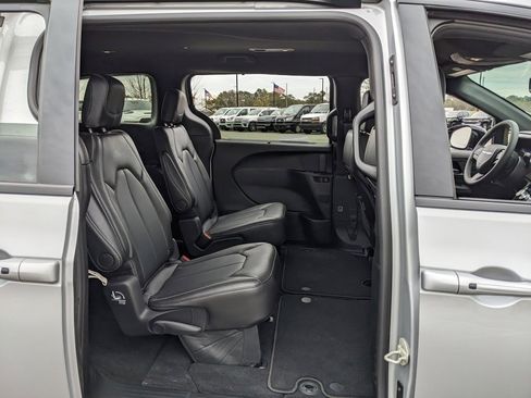 Certified 2026 Chrysler Pacifica Select w/ S Appearance Package image 47