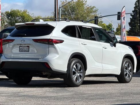 Used 2023 Toyota Highlander XLE FWD image 3