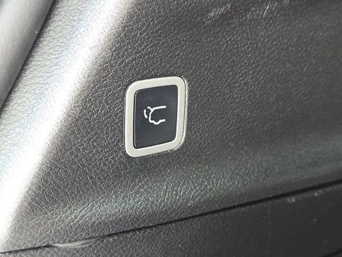 Used 2022 Chrysler Pacifica Touring-L w/ S Appearance Package FWD image 11