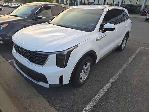 Used 2025 Kia Sorento LX image 4