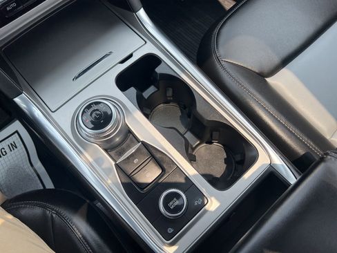 Used 2022 Ford Explorer XLT w/ Equipment Group 202A image 27