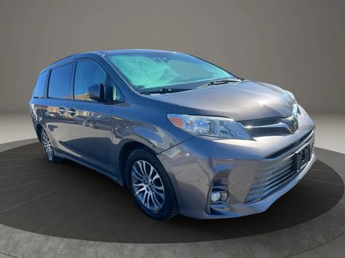 Used 2019 Toyota Sienna XLE image 3