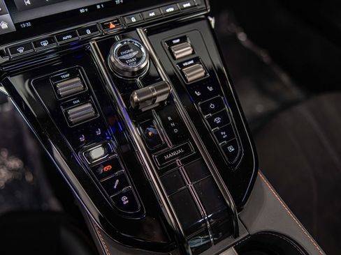 Used 2025 Aston Martin V8 Vantage Coupe image 26