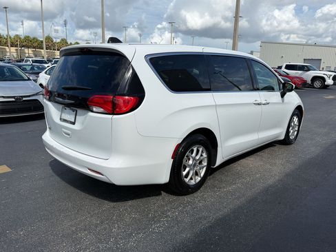 Used 2023 Chrysler Voyager LX FWD image 9