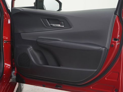 Used 2025 Toyota Prius XLE image 9