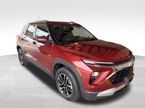 Used 2025 Chevrolet TrailBlazer LT w/ Driver Confidence Package image 9