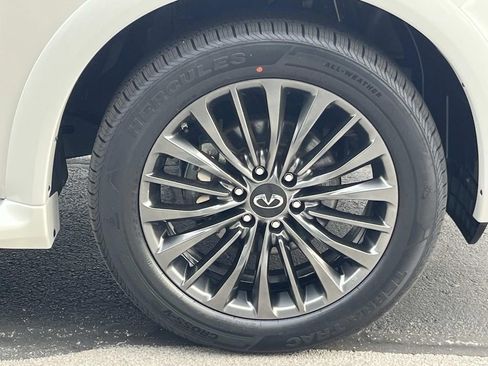 Used 2024 INFINITI QX80 Sensory image 9