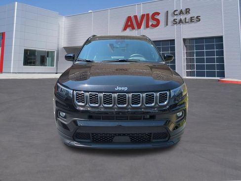 Used 2025 Jeep Compass Latitude AWD/4WD image 2