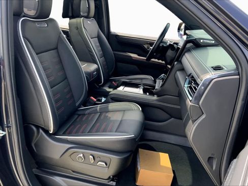 Used 2025 GMC Yukon XL AT4 Ultimate AWD/4WD image 8